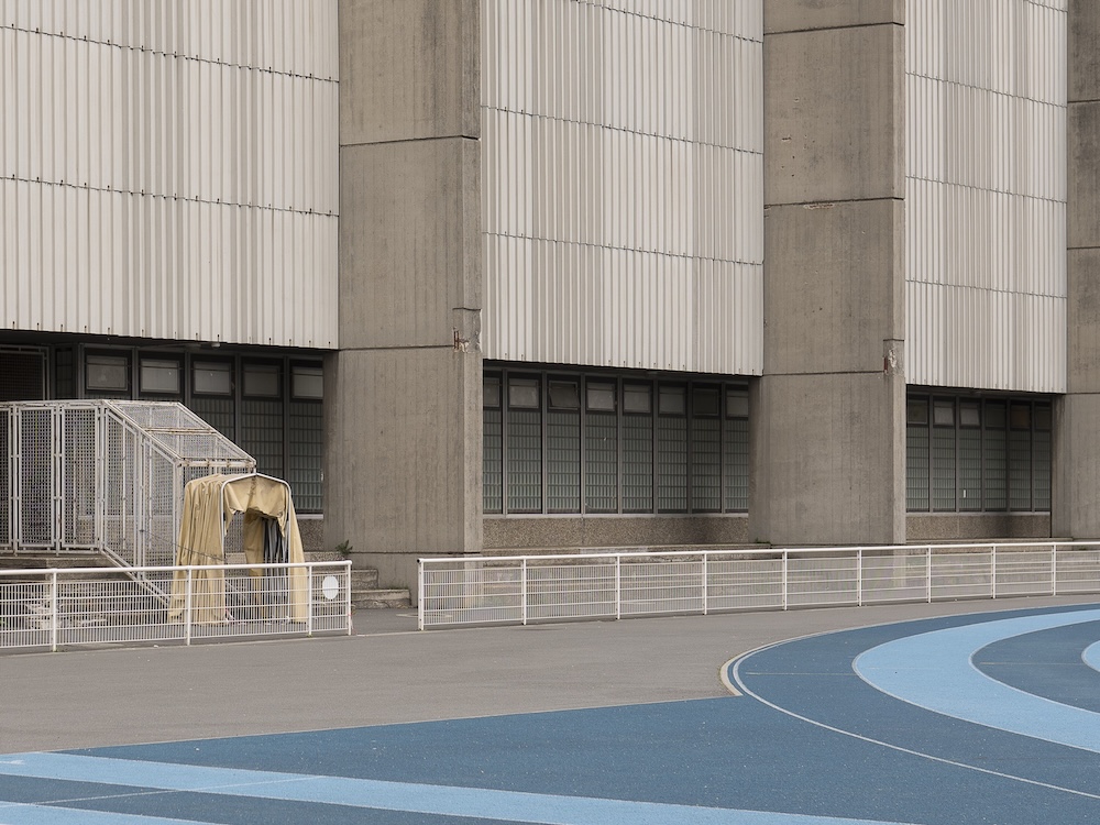 Betonirakennus juoksuradan vierellä